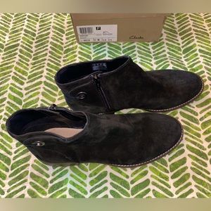 Clarks suede Camzin Bow ankle boots, NIB, size 10 (women), black